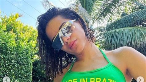 gostosas de fio dental fotos|Anitta ostenta topless e destaca bumbum em biquíni fio